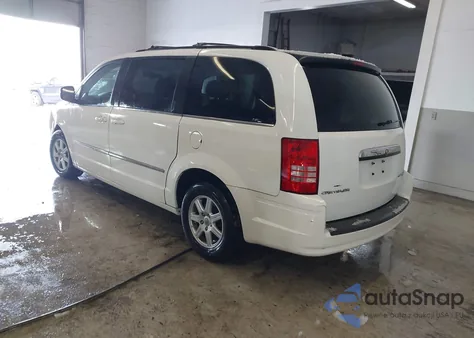 2010 Chrysler Town & Country Touring z USA, uszkodzony, nr VIN 2A4RR5D14AR431665